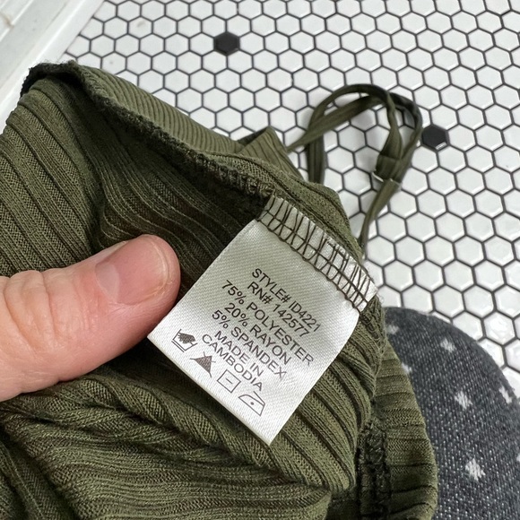 Iris ribbed tank top size medium - Picture 3 of 4